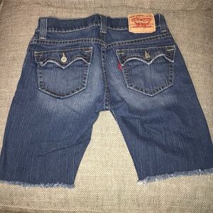 Levi’s 542 cutoffs
